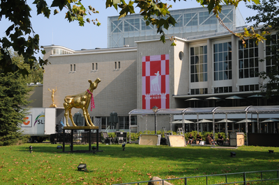 909924 Afbeelding van het Gouden Kalf op het Lucasbolwerk te Utrecht, ter gelegenheid van de 44ste editie van het ...